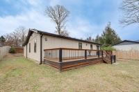 2 Mi to Lake Tomahawk Park! Quiet Escape w/ Deck - B&B Black Mountain