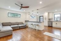 2 Mi to Lake Tomahawk Park! Quiet Escape w/ Deck - B&B Black Mountain