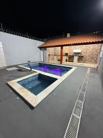 Casa Completa para temporada e hospedagem ótima localização, com piscina aquecida, churrasqueira em Uberaba, bairro Girassóis - B&B Uberaba