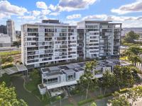 Stylish Roma Parklands Retreat - Stunning Park views from every room, Heated Pool, Gym, Private Carpark, Suncorp Stadium, 10 min walk to CBD - Chambres d'hôtes Brisbane