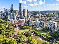Stylish Roma Parklands Retreat - Stunning Park views from every room, Heated Pool, Gym, Private Carpark, Suncorp Stadium, 10 min walk to CBD - Chambres d'hôtes Brisbane