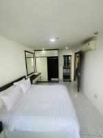 Apartment with Pool View 