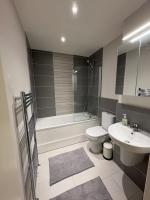 Luxurious Entire Guest House with Grand Living Space and Panoramic Balcony Views - Chambres d'hôtes Dublin
