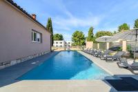 Bezaubernde Villa nur 400 Meter zum Strand mit Privatpool, Parkplatz für 3 Autos, Grill - Chambres d'hôtes Umag