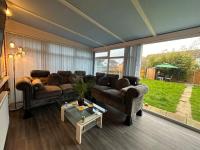 4 Bed House - Sleeps 8 - Pets - Parking - Wifi - Bed and Breakfast Great Clacton