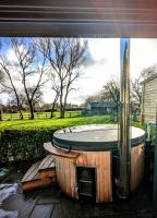 Luxury 2 Bed Cottage with Log Fire Hot Tub & Sauna - Chambres d’hôtes Whitegate