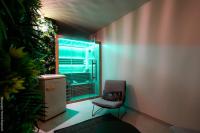 Loveroom Emeraude Spa Détente avec Balnéo Double & Sauna - Chambres d’hôtes Gémenos