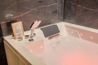 Loveroom Diamant Spa Détente avec Balnéo Double & Sauna - B&B Gémenos