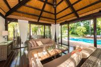 Villa in palm tree plantation, near the beach. - Chambres d’hôtes Marbella