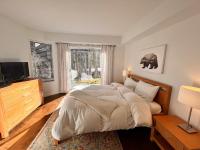 Snowcreek IV - Cozy Mammoth Ski Condo with Mtn Views and Hot Tub - Chambres d'hôtes Mammoth Lakes