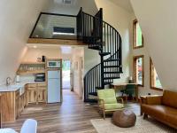Running Spring Retreat-Cozy Forest A-Frame near Bentonville - B&B Rogers