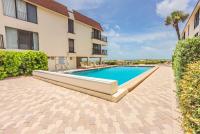 Breezy Beachside Views! Heated Pool & Pickleball! - Bed and Breakfast Holmes Beach