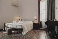 Zimmer mit Kingsize-Bett und Balkon