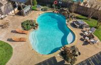 Elite 4BRHome with Hot Tub Pool and BBQ - Bed and Breakfast Haltom City