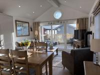 The Dog House on the Meadows, The Bay Filey, enclosed deck, 2 bedrooms with ensuites, 2 dogs welcome - Bed and Breakfast Filey