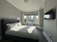 Modern 6BR Acton Home W3 Sleeps 11 Group Friendly - B&B Londra