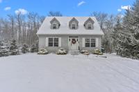 Evergreen Villa Poconos - Hot Tub, Fire Pit, Close to Kalahari, Great Wolf Lodge and Camelback - Chambres d'hôtes Tobyhanna
