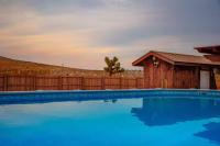 Desert Dreams JT- Pool Hot Tub, Families, Pizza Oven - B&B Joshua Tree