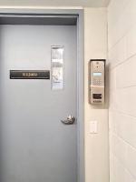 Family Stylish 1BR and Den Condo -Apartment with City View, Downtown, Balcony, Free Parking, In-Suite Laundry! - Chambres d’hôtes Calgary