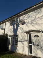 Solaire - Luxury 3BR Near Gatwick, Fire Place, Garden & Free Parking - Chambres d'hôtes Ifield