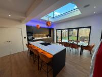 Modern 3 bed home with a hot tub - B&B Longwell Green