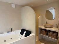 Le cocon d'en bas - appartement balnéo, clim et parking privé - B&B Aups