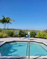Warm Winter Getaway Upscale Resort-Style Amenities - B&B Venice