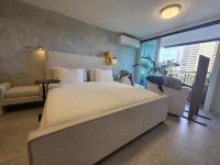 Serene Coastal Studio with King Bed & Balcony - Bed and Breakfast Luquillo