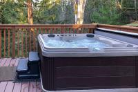 Creekside Cabin Retreat with Private Hot Tub - B&B Shelton