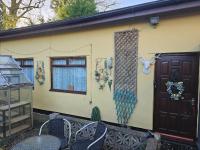 Self contained 1 bedroomed garden flat - Ferienwohnung Abersychan