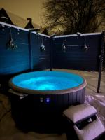 Dom na Zadzielu - domek z balią nad Jeziorem Żywieckim - B&B Żywiec