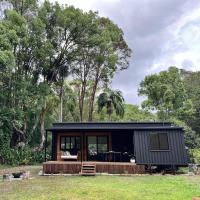 Designer Tiny home above the Creek - B&B Crabbes Creek