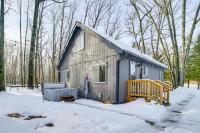 Roscommon Chalet with Hot Tub Near Higgins Lake! - Ferienwohnung Roscommon