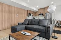 Waterfront 1BR Suite Private and Modern and Queen Bed - Bed and Breakfast Airdrie