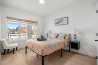 Waterfront 1BR suite, private entry, queen bed - Bed and Breakfast Airdrie