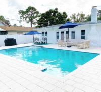 Palma Sola Pool Home, minutes to AMI - Bed and Breakfast Bradenton