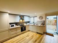 NEW Central Ryde Retreat, Melville Duplex, short walk to Beach Sleeps 6 - Bed and Breakfast Ryde