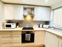 NEW Central Ryde Retreat, Melville Duplex, short walk to Beach Sleeps 6 - B&B Ryde