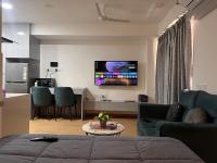 NEON - Nirvana Stays With PVT Balcony -1 Km from Airport - B&B Pune