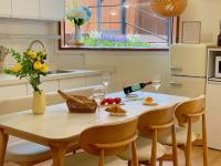 10 minutes from Hongdae Station, 3 rooms 2 bathrooms, king bed, private yard, free parking, up to 7 guests, free luggage storage - B&B Seúl