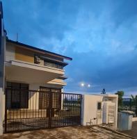 Modern Cozy Retreat Banting Private BBQ Kids Pool Corner Lot - Bed and Breakfast Banting