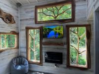 The Royal Roost Treehouse - B&B Lewisville
