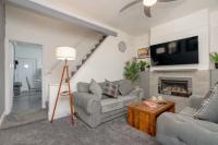 Family-Friendly 2-Bed Home with Games & Fireplace - Chambres d'hôtes Colne