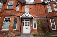 BOHO BEACH HOUSE- SLEEPS 8- 2 MIN DRIVE FROM BOSCOMBE PIER- SUPERFAST WiFi- FLAT SCREEN SMART TV- FREE ON STREET PARKING! - Chambres d'hôtes Bournemouth