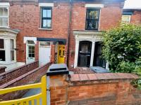 Queens Retreat, Stylish 3 Bed Home, Sleeps 6, Garden, Free Permit Parking x2, Minutes from Lincoln Centre - B&B Lincoln