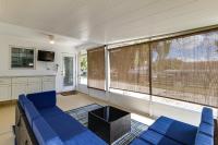 Lake Jackson Retreat w/ Lanai & Large Yard! - Bed and Breakfast Sebring