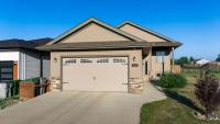 Spacious 4BR with King Suite - Garage - Netflix - B&B Lloydminster