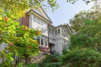 Courtyard Gallery - Character-filled Bayside Living - B&B Sydney