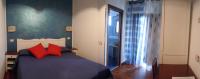 Zimmer mit Kingsize-Bett und Balkon