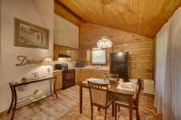 Studio with Deck Near Thorncrown Chapel and Lakes - B&B Eureka Springs